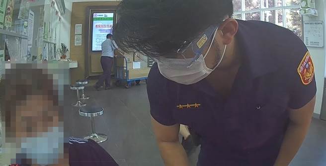 桃園中壢5日中午1名6旬廖姓老婦前往郵局準備匯款92萬9千元的鉅款給不明帳戶，警方詢問匯款原因時，婦人稱匯款給乾女兒購屋使用，詢問聯絡方式卻又稱無聯絡電話形跡可疑，所幸在警方一步步確認與說明下，婦人才驚覺自己險些受騙。（中壢分局提供／蕭靈璽桃園傳真）