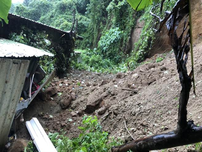 彰化市安溪里安溪路路靠近八卦山139线，下午4时许发生土石流，冲毁民宅，压伤ㄧ名住户，彰化消防局抢救送医急救。（林世贤提供／吴敏菁彰化传真）