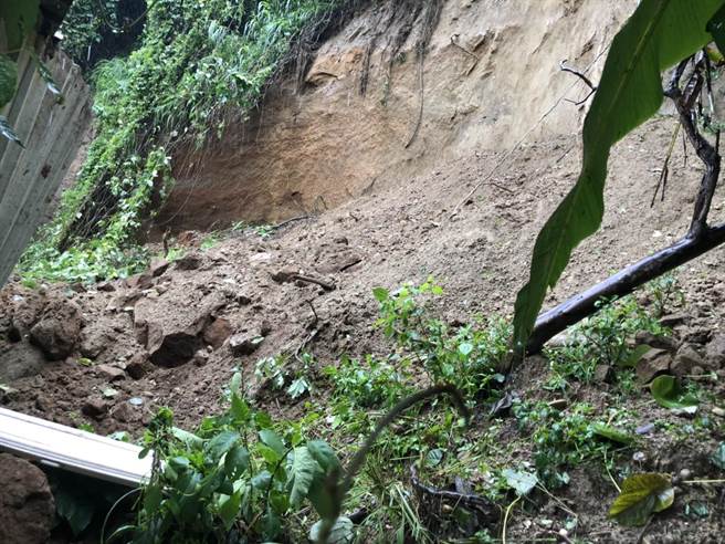 彰化市安溪里安溪路路靠近八卦山139线，下午4时许发生土石流，冲毁民宅，压伤ㄧ名住户，彰化消防局抢救送医急救。（林世贤提供／吴敏菁彰化传真）