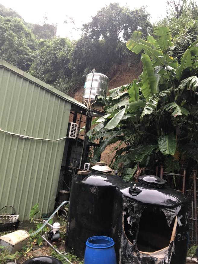 彰化市安溪里安溪路路靠近八卦山139线，下午4时许发生土石流，冲毁民宅，压伤ㄧ名住户，彰化消防局抢救送医急救。（林世贤提供／吴敏菁彰化传真）