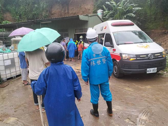 彰化市安溪里安溪路路靠近八卦山139线，下午4时许发生土石流，冲毁民宅，压伤ㄧ名住户，彰化消防局抢救送医急救。（林世贤提供／吴敏菁彰化传真）