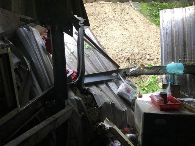 彰化市安溪里安溪路路靠近八卦山139线，下午4时许发生土石流，冲毁民宅，压伤ㄧ名住户，彰化消防局抢救送医急救。（林世贤提供／吴敏菁彰化传真）