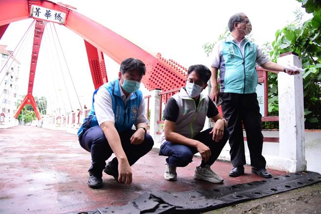 花蓮市長魏嘉賢（左）與東辦副執行長郭應義（右）以及多位代表到菁華橋現勘，橋梁伸縮縫顯已老舊破損。（花蓮市公所提供／王志偉花蓮傳真）