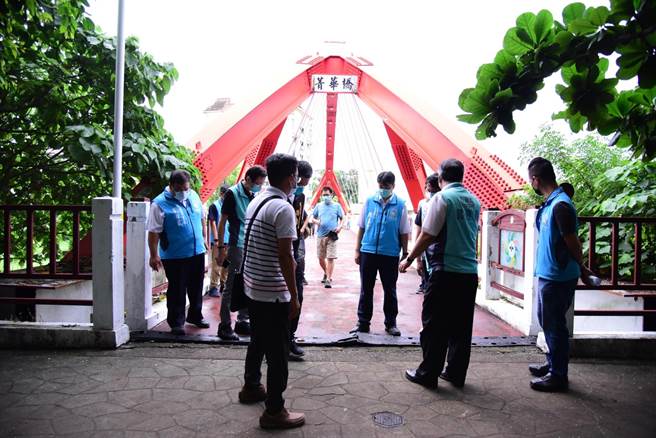 市長魏嘉賢今天由創源技術顧問有限公司經理林昌洋到場，說明菁華橋計畫修繕的內容。（花蓮市公所提供／王志偉花蓮傳真）