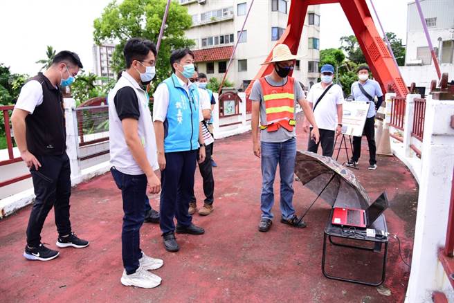 橫跨於美崙溪上的菁華橋，年久失修，市長魏嘉賢與多位代表聯袂到場了解現況。（花蓮市公所提供／王志偉花蓮傳真）