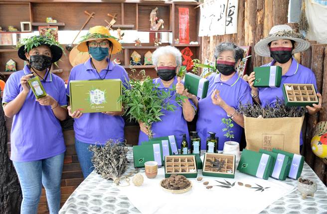 隘寮社区长辈将黄荆产品化，创造更多就业机会。（林和生摄）