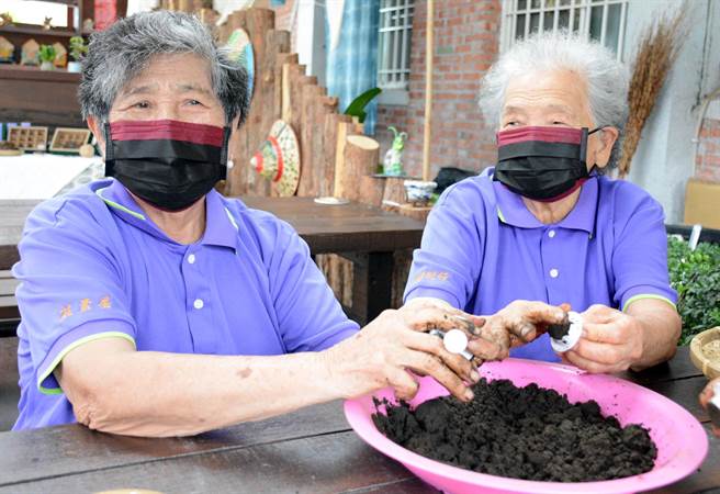 隘寮社区长辈一手制作黄荆蚊香，一边谈起自己与黄荆的生活记忆。（林和生摄）
