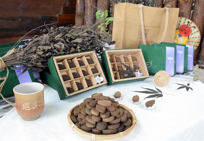 隘寮社区长辈将熟悉的黄荆制成薰香，为社区带来额外收入。（林和生摄）