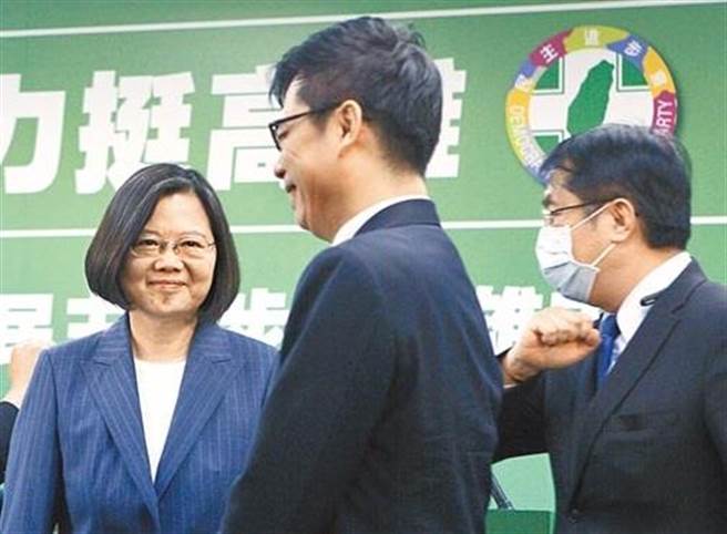 图为民进党6月时蔡英文总统与与台南市长黄伟哲（右）与陈其迈合影。（本报资料照片）