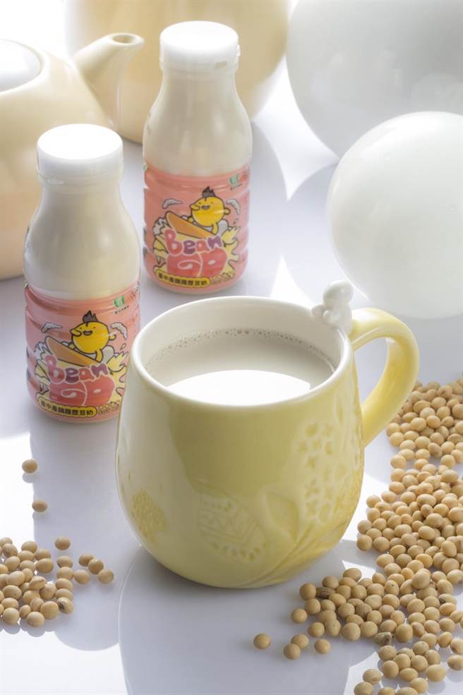 台中市農會開賣「Beango產銷履歷豆奶」，主打使用台中在地農友產銷履歷認證且非基因改造大豆，以整顆原豆磨漿製造。（台中市農會提供／王文吉台中傳真）