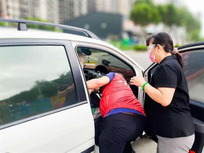 東南社區發展協會薛純良理事長(右)陪伴接種疫苗長輩回家(林口區公所提供／戴上容新北傳真)