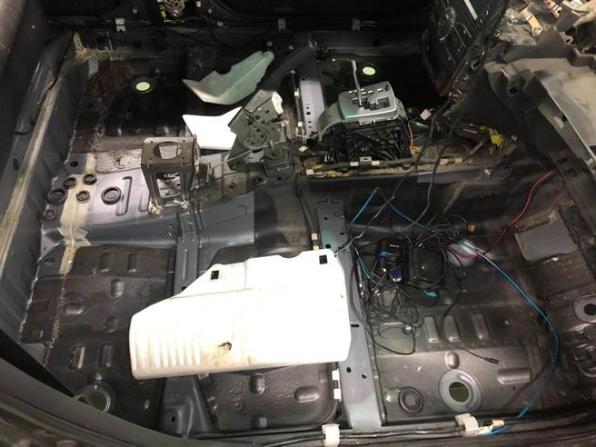 原本只是因为挡风玻璃出现裂痕换新玻璃，不料原厂竟找外包技师施工，疑似偷工减料未换新胶条导致大雨一来前挡玻璃进水，仪表电路板全遭殃，进厂大修。（陈姓车主提供／谢琼云彰化传真）