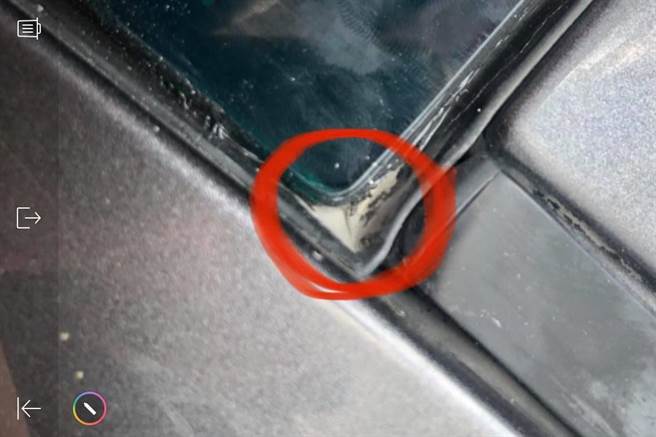 陈姓车主的爱车进原厂换玻璃，没想到付费后才得知该更换的玻璃胶条零件竟未更换新品，且大雨后更因胶条贴合不完全，导致前挡渗水雨水流入仪表板。（陈姓车主提供／谢琼云彰化传真）