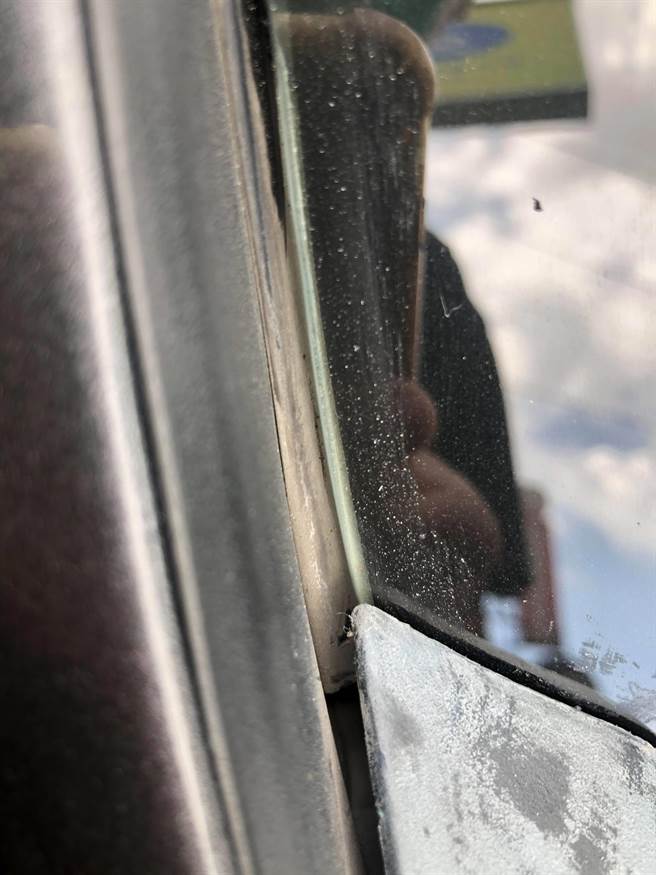 陈姓车主的爱车进原厂换玻璃，没想到付费后才得知该更换的玻璃胶条零件竟未更换新品，且大雨后更因胶条贴合不完全，导致前挡渗水雨水流入仪表板。（陈姓车主提供／谢琼云彰化传真）
