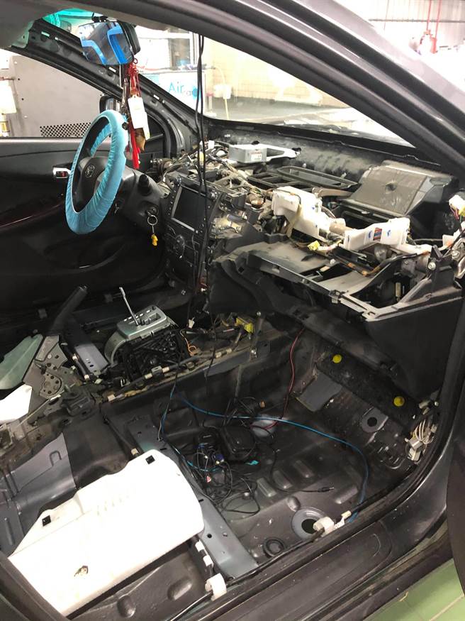 原本只是因为挡风玻璃出现裂痕换新玻璃，不料原厂竟找外包技师施工，疑似偷工减料未换新胶条导致大雨一来前挡玻璃进水，仪表电路板全遭殃，进厂大修。（陈姓车主提供／谢琼云彰化传真）