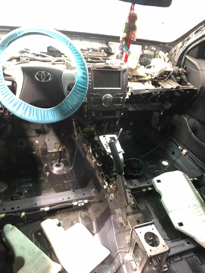 原本只是因为挡风玻璃出现裂痕换新玻璃，不料原厂竟找外包技师施工，疑似偷工减料未换新胶条导致大雨一来前挡玻璃进水，仪表电路板全遭殃，进厂大修。（陈姓车主提供／谢琼云彰化传真）