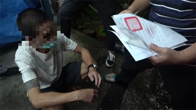 58岁蔡姓药头贩毒相当小心，为避免警方查缉，不仅将毒品藏放多处，还一律要求上门买毒的药脚，只能内用、不能外带，在自家3楼的一间房间当吸毒室；蔡自以为万无一失，但高市刑大陆续逮捕3、4名药脚，突破心防供出吸毒室，一举逮获蔡和藏毒邻居家。(翻摄照片／刘宥廷高雄传真)