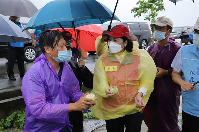 大埤乡农民种的洋香瓜泡水，心血付诸流水欲哭无泪，县长张丽善（右一）勘灾时安慰农民。（周丽兰摄）