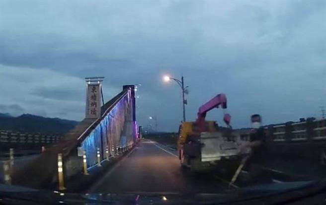 竹山鎮1名男子在東埔蚋橋持長棍揮舞，讓途經駕駛人受驚嚇。（擷自竹山人聊天室）