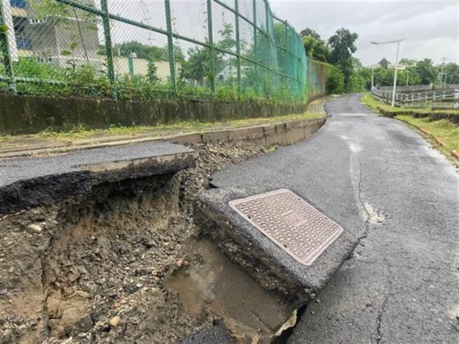中崙国中后方路面出现一道约80米裂痕，底下严重被掏空，水沟盖也歪一边。（图／市议员李雅静提供）
