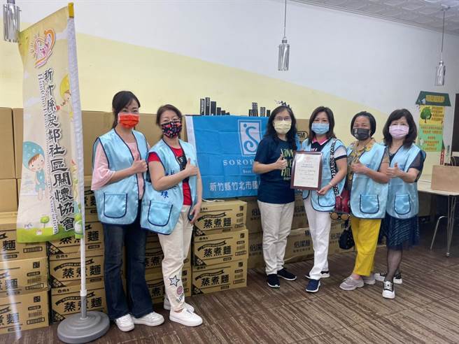 竹北市國際蘭馨交流協會力挺新竹縣愛鄰協會的「綠光種子計畫」，由協會姊妹愛心參與，捐贈防疫及民生物資，提供弱勢家庭孩童日常所需。（翻攝照片）