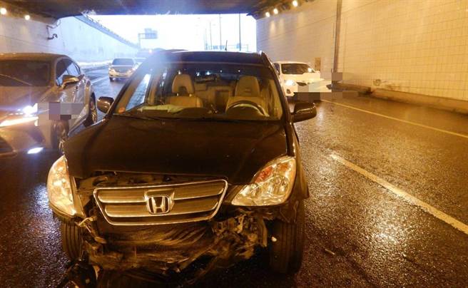 台中市6日下午近5時在西屯區台74線中清地下道西向車道，發生一輛自小客車疑失控打滑自撞護欄。（民眾提供／盧金足台中傳真）