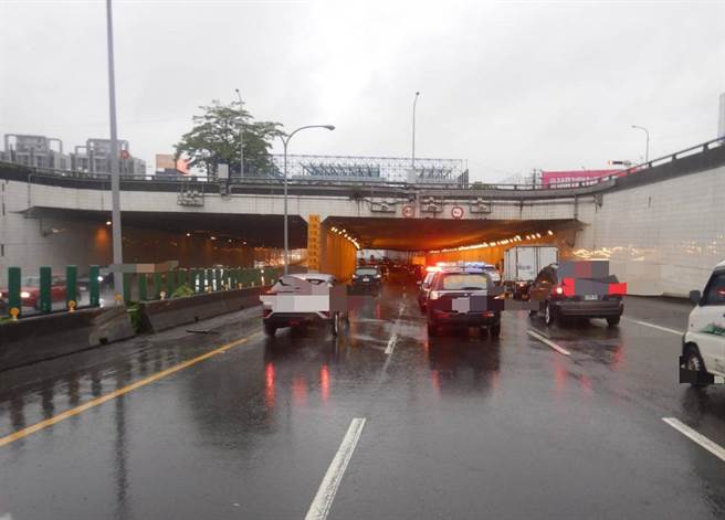 台中市6日雨勢不斷，下午在西屯區台74線中清地下道西向車道，發生汽車疑自撞車禍。（民眾提供／盧金足台中傳真）