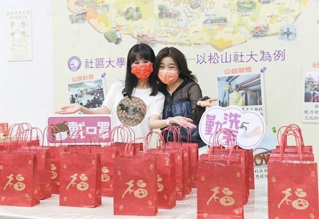 泛美國際文教基金會董事長張如君(左)、董事何修榕提醒民眾解釋封不放鬆。( 台北松山社區大學提供）