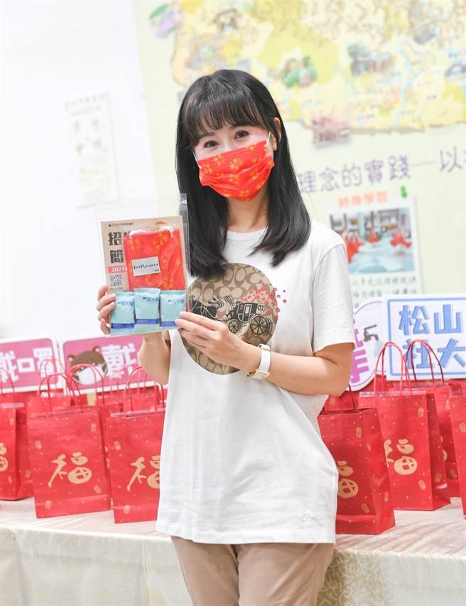 張如君發送2000份抗疫鴻運福袋。( 台北松山社區大學提供）