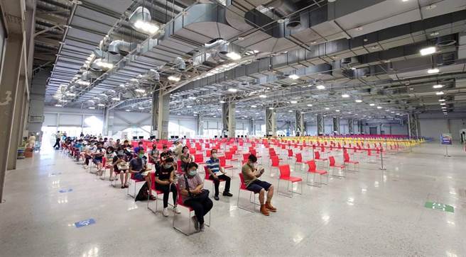 台北市花博爭豔館接種站4日僅開放16分之1的區域施打疫苗，量能無法滿載，讓碩大的場館看起來更顯冷清。（黃世麒攝）