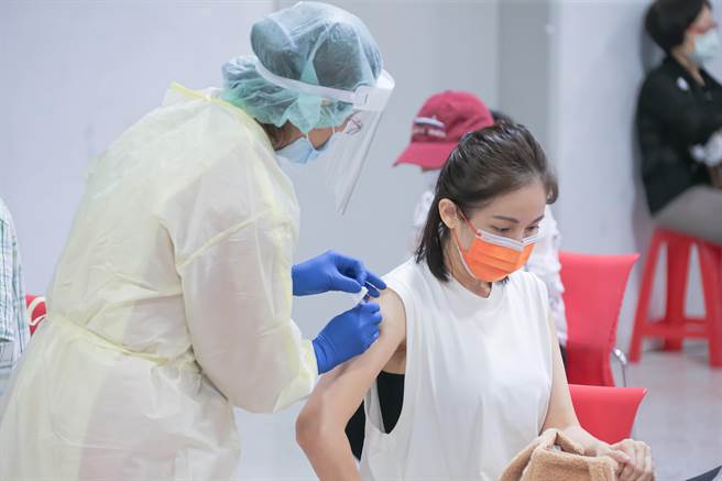 鍾欣怡今天打疫苗時，神情看似緊張。（羅永銘攝）