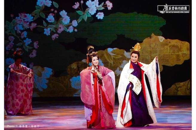 唐美雲（右）演出《光華之君》。（唐美雲歌仔戲團提供）