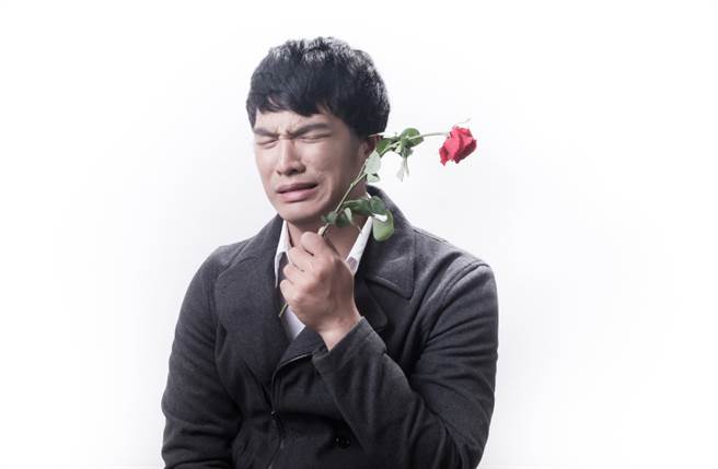 双鱼座、天蝎座、巨蟹座的男性总是对初恋念念不忘，更不自觉把现任拿来跟初恋比较。（图／Shutterstock）