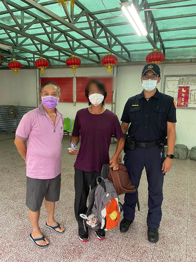 47歲男子獨自住在桃園龜山1間宮廟，想返家卻沒錢。當地里長跟警方合資5000元，讓他得以回家。（警方提供）