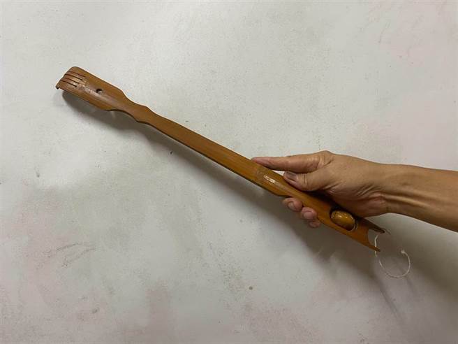 桃園中壢6日傳1家暴致死案，1名3歲女兒6日被謝姓生父發現異樣送往醫院，但到院前已無生命徵象，據了解，該名父親連續2日以不求人、徒手毆打3歲的女兒，導致全身瘀青紅腫，父親坦承日前確實因女兒不聽話、說謊有動手管教。（蕭靈璽攝）