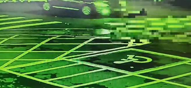 新竹县新埔镇5日晚间发生死亡车祸，一男疑因酒后倒卧路口，遭行经车辆辗过，送医不治身亡。（翻摄照片）