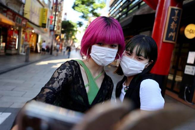 兩名日本女生4日在橫濱街上自拍。（路透）