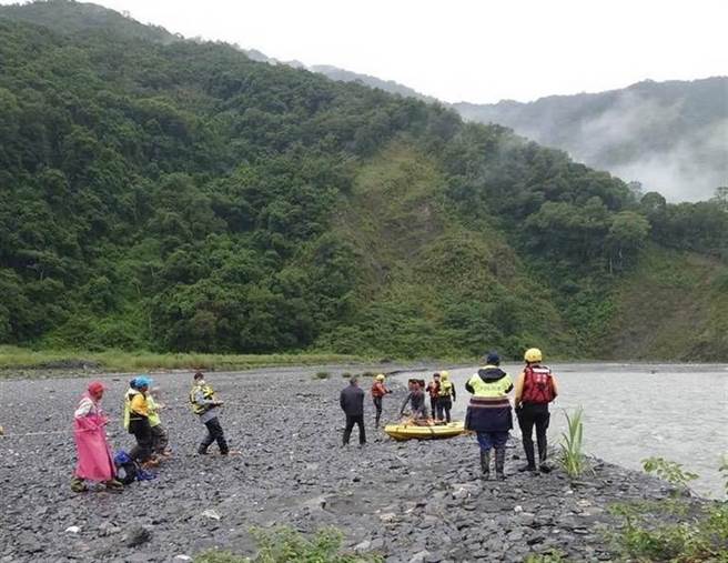 南投县山区连日大雨，匯聚成滚滚溪流，仁爱乡徐姓夫妇及友人共3人，6日在德鲁湾溪桥下捕鱼时，49岁徐姓妇人失足被洪流冲走，56岁徐姓男子下水抢救，但随即被友人拉上岸，但他为救老婆再度跳下水，夫妇鹣鲽情深，结果竟是双双沦波臣。（民眾提供／廖志晃南投传真）
