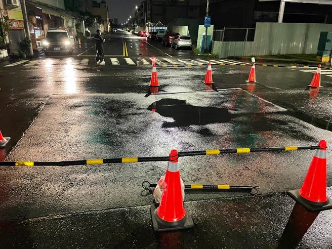 凤山区保生、园茂路口晚间8点许发现路面有塌陷疑虑，紧急通报相关单位前往抢救。（翻摄画面／洪浩轩高雄传真）