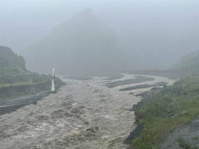 屏東山區6日豪雨不斷，來義鄉更出現溪水暴漲，土石崩落等狀況。（來義鄉公所提供／謝佳潾屏東傳真）