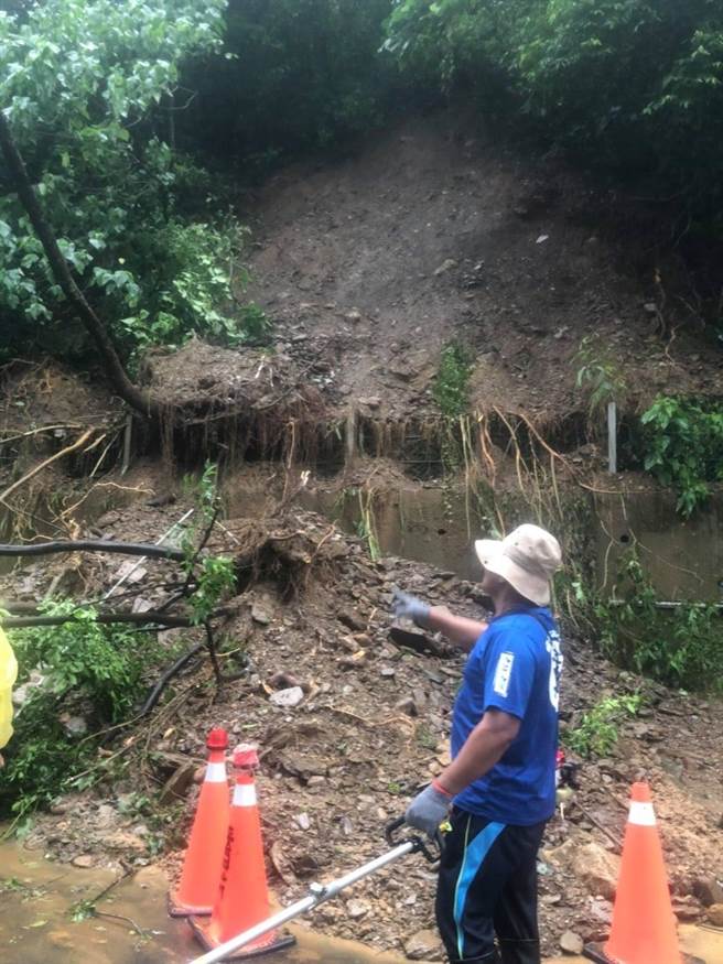 屏東山區6日豪雨不斷，來義鄉更出現溪水暴漲，土石崩落等狀況。（來義鄉公所提供／謝佳潾屏東傳真）