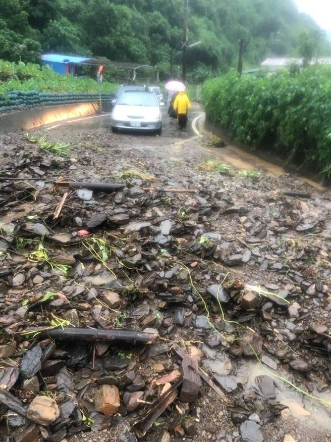 屏東山區6日豪雨不斷，來義鄉更出現溪水暴漲，土石崩落等狀況。（來義鄉公所提供／謝佳潾屏東傳真）