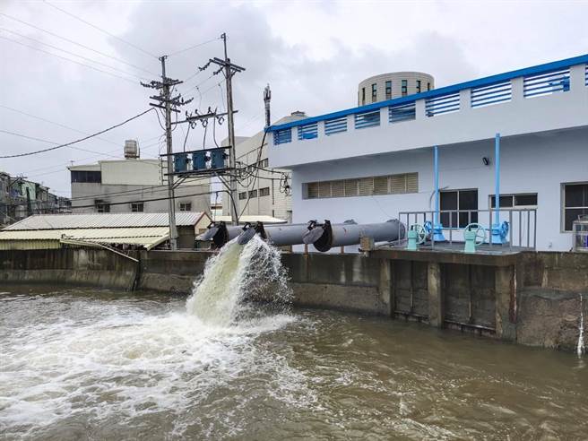 北門永隆溝抽水站啟動。（水利局提供／曹婷婷台南傳真）
