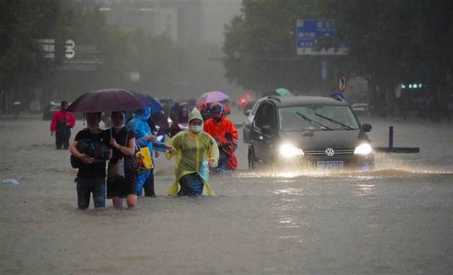 河南大雨引发严重洪灾。（中新社资料照）
