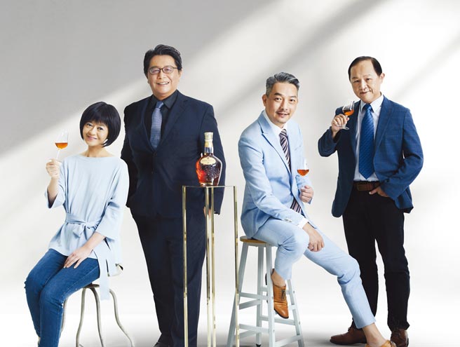 饮食生活美学家叶怡兰（左起）、藏酒论坛创办人赖伟峯、威士忌执杯大师林一峰及知识型狂热酒徒邱德夫四位苏格兰双耳小酒杯执持者（Keeper of the Quaich），共推「王者之钻」这瓶让人惊艳的液体钻石。图／业者提供