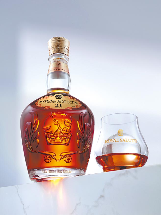 皇家礼炮21年调和谷物威士忌，「王者之钻」，台湾全球首卖，建议售价2,700元。图／业者提供