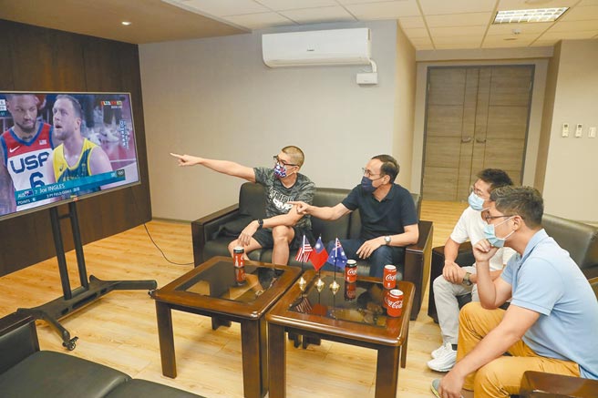 日前宣布参选国民党主席的朱立伦5日在个人脸书粉丝专页贴出和连胜文看奥军篮球赛的照片。（摘自朱立伦个人脸书粉丝专页）