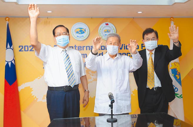 2021世盟国际自由民主视讯论坛5日以「后新冠肺炎疫期对全球化之衝击-经贸发展与自由民主」为主题，与各国相关单位视讯，世盟中华民国总会总会长饶颖奇（中）、世盟中华民国总会理事长曾永权（左）及主持人世盟秘书长刘广平（右）向来宾挥手致意。（郑任南摄）