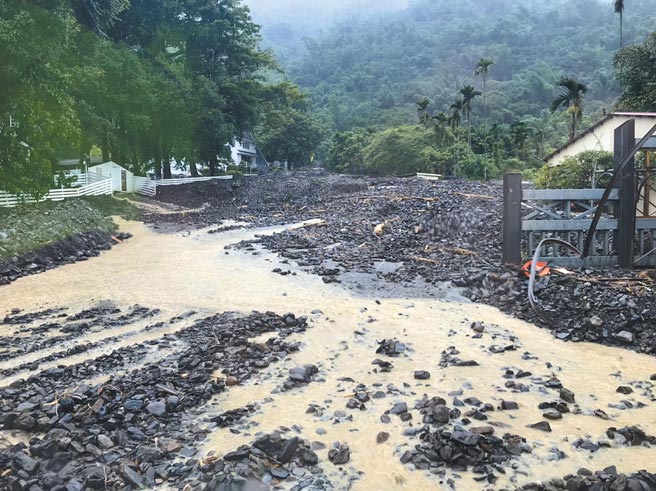 高雄市六龟区台27线扇平山庄路段5日再度因为颱风卢碧而土石坍方，泥流深约半个轮胎高，影响双向车辆通行。（民眾提供／林瑞益高雄传真）