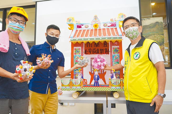 宜兰水灯节系列活动因疫情取消，但7日晚间将施放传统水灯，宜兰高中师生制作纸扎病毒球，宜兰市长江聪渊（右）盼透过燃烧水灯及病毒球，祈求疫情早日退散。（宜兰市公所提供／李忠一宜兰传真）